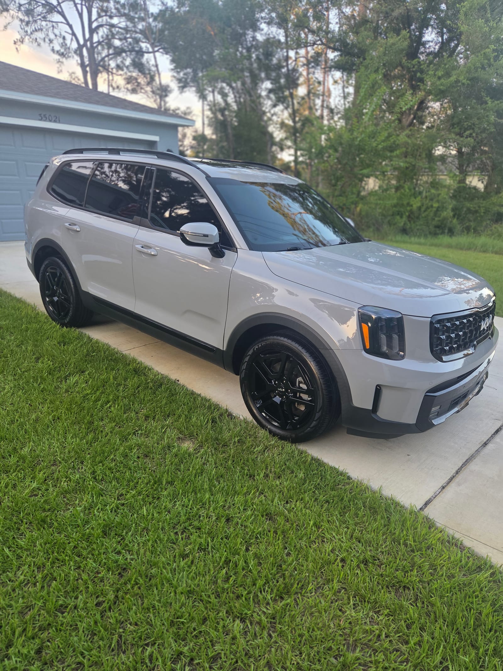 Silver Kia Telluride after a GG Detailing mobile detail